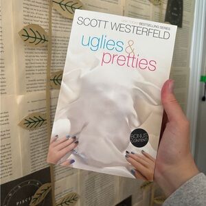 Uglies & Pretties by Scott Westerfeld PAPERBACK